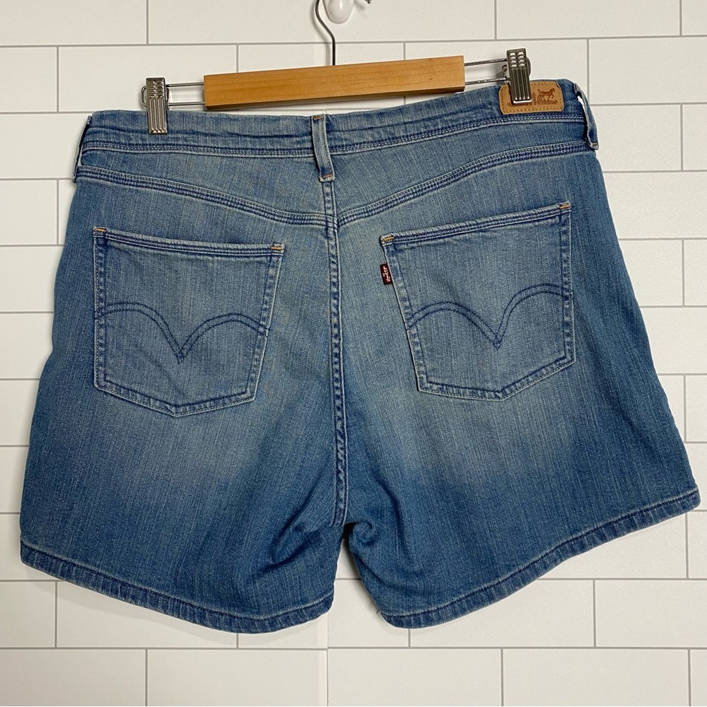Levi's Jean Shorts Women's Size 14 W 32 Medium Wash Stretch Faded Denim Hi Rise
